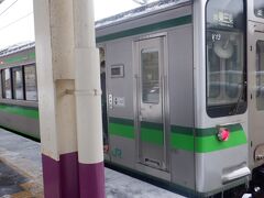 　東三条駅で隣ホームに待っていた弥彦行2両ワンマンカーに乗り換えます。