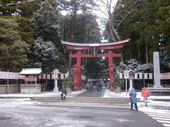 　弥彦駅から緩い上り坂の外苑坂通りを進みます。神社通りの門前街を通り弥彦神社の一の鳥居に着きました。