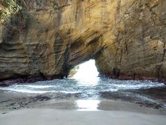 続いてパワースポットの龍宮窟をまずは階段を下りて見学です。