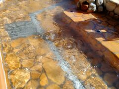 下呂温泉内には何カ所も無料の足湯がありますが、せせらぎの小径沿いの「下呂ロイヤルホテル 雅亭」の足湯で、10分程度のんびりしました。

