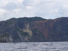 父島の南岩の千尋岩。
その形からハート・ロックと呼ばれます。
確かに赤い砂が流れて、?の形になっていました。
