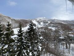 ホテルの窓から上の台ゲレンデ
3日とも晴れで最高の天気でした
初日は午後から、2日目は終日、最終日は午前中滑りましたが、2月にこれほどの好天はなかなかありません。