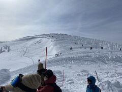 山頂駅から地蔵岳方面、天気が良いこともあり、登る方も多くいました。
見る感じでは15分くらいで山頂でしょうか。
滑ってくることも可能と思います、僅かな距離と思いますが。
