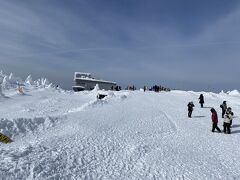 2日目に朝から山頂に向かいましたが、ロープウェイは下の駅30分、上の駅で30分、計1時間待って11時前に山頂到着、スキーをしない観光客も多かったです。
