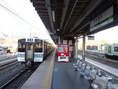 小淵沢駅に到着。
右の方に停まっている小海線の列車に乗り換える。
