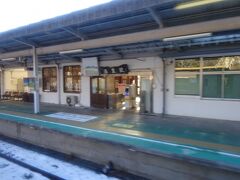 かつてはみどりの窓口もあった駅だけど、現在は昼の時間帯以外は駅員がいない。
オフシーズンではあるが、多くの客が降りた。