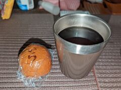 散策を終えて車中でくつろぎタイム～☆ 「阿部商店」のまんじゅうをほうじ茶と共にいただきました(^q^) あんこたっぷりで美味しかったです。ごちそうさまでした。

ちなみに、「阿部商店」は熱海駅前平和通り商店街にありました。ふかしたてほやほや熱々のおまんじゅうもありましたよ～。