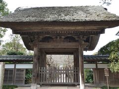 更に江ノ電沿いに歩いてたどり着いたのは「極楽寺」。藁ぶきの山門が禅寺らしさを醸し出す。