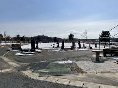 松川浦環境公園に寄ってみました。
雪が積もっていて誰もいません(^_^;)。