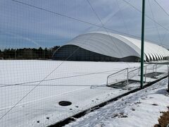 Jヴィレッジ駅へ行くのに、Jヴィレッジの中を通ってみました。

サッカー場は雪で真っ白でした！