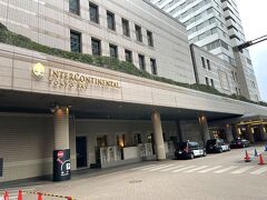 仕事を終えてホテルの最寄りの浜松町駅に着いたのはチェックイン開始の3時を過ぎたころ。
浜松町駅から歩くこと１０分弱で今回お世話になるインターコンチネンタル東京ベイに到着