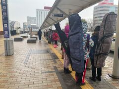 ホテルを8時半にチェックアウトし、
長野駅東口のバスターミナルへ向かうと、すでに行列。エッ～。
9:10発の長電バスに乗るため早めに来たつもりでしたが、
座れるのか心配に。最初はスノーモンキーってこんなに人気なの？
っと思っちゃいましたが、
よく見るとスキーヤーやスノーボーダーが大半。
バスは志賀高原行きだったので納得！

何とか相棒とは離れた席になりましたが座れてホッと。
スノーモンキーパークまで運賃は一人1500円。
PayPayが使えてビックリ！