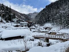 地獄谷温泉後楽館が見えてきました。
日本秘湯を守る会の会員宿で、ポツンと一軒宿です。
元祖お猿さんが温泉に浸かるお宿だそうで、
ラッキーだったらお猿さんと一緒に入浴できるとか。

コロナ禍の今は一日一組限定だそうです。
