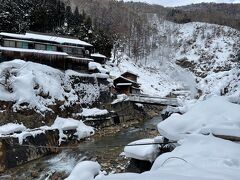 噴泉が上がっているではありませんか？
これが地獄谷と呼ばれる所以？
同じく真冬に行った北海道の登別温泉の地獄谷を思い出しました。