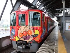 高知駅ホーム。
高知らしいアンパンマンがデザインされた列車です。
小さいお子さんは喜びますね。