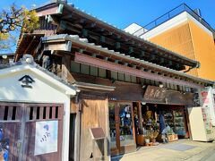 こちらの三河屋本店は、明治33年創業の酒店。
この建物は昭和2年に建てられた出桁造りのお店は鎌倉市景観重要建築物等に指定されています。