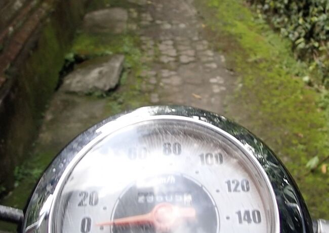 宿屋でバイクを借りて、