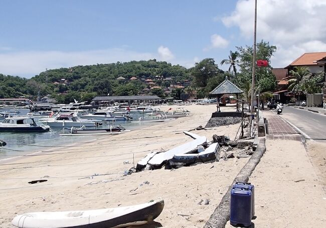 2時間ほど走るとパダンバイの港に着きます。<br />そこから左の方、海岸沿いに走ると、<br /><br />