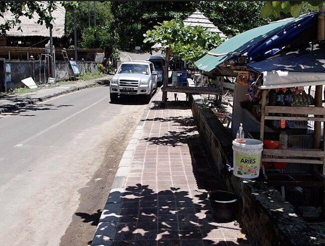 ボートの前でシュノーケリングツアーの<br />交渉をします。
