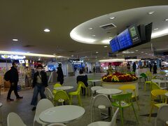 新千歳空港の二階、ショッピングフロア。COVID前より空いています。