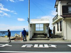 これが真名瀬海岸のバス停。
絵になりますね。
ちなみに『まなせ』ではなく『しんなせ』が正解だそうです。
葉山と言ったらココというくらい有名な場所らしい。

友人にバス停の横に立ってもらったんだけど、おじさん二人がなかなかどいてくれない。
で～、写り込み。
