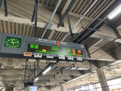 小前田駅から熊谷駅へ。熊谷駅にも撮り鉄さんがちらほら。
秩父鉄道は撮り鉄さんに人気なんですね。
熊谷駅に向かう途中、主人から「天気が悪くて…もうあがろうかな」とLINEが来たので当初は渋川駅に14時半の約束だったのですが、1時間早めることにしました。
ケンミンshowでもやっていましたが、朝、赤城山に雲がかかっていたし、からっ風も吹いていたし、上越線もダイヤが乱れてそうだったので怪しいなぁと思っていたら案の定でした。