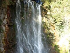 平日だからか誰もいない

きれいな滝だね
高さ２３ｍ

