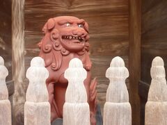 仁王像の裏にある狛犬。沖縄にあるシーサーにしか見えないけど。