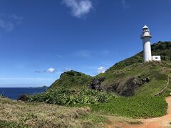 下山後は穴場のビーチ探しをします。
とりあえず川平湾を目指しますが、その前に御神崎灯台に寄りました。
天気がいいから海がきれいです。
灯台から海を覗くと、ダイビングをしている人たちがいました。
