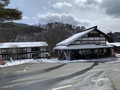 かなりくねくねした山道を下り、道の駅六合までやって来ました。
スタンプは物産センターにありました。