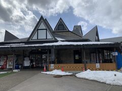 道の駅あがつま峡の後は道の駅中山盆地に向かいました。
山道を進むといきなり大きな建物が現れます。
スタンプは物産館にありました。