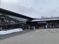 さらに山を降りて道の駅八ッ場ふるさと館までやってきました。
スタンプは食堂手前の情報コーナーにありました。