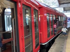 箱根湯本についたら今度はこちらの箱根登山電車に乗り込みます。