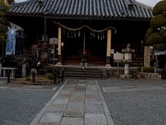 最後は勝龍寺に行きました。勝龍寺は空海が、唐の長安で修業した青龍寺の名をとって創建したと伝わるお寺であります。本尊は鎌倉時代に造られた十一面観音であり、国の重要文化財に指定されています。（長岡京市参照）毎月第一日曜日は、布袋尊のご縁日として、マルシェ・ほてい市が行われています。（京都府観光ガイド参照）