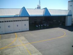 整備場駅までくると、羽田空港エリアに入ってくる。社内から海上保安庁の格納庫がみる。今回は扉が閉められており、飛行機は見えなかった。