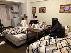 すし屋から戻ると、もう駐車場はいっぱいだったので、少し離れた第二駐車場へとめに行き、帰り道、ぶらぶら向かいのマックスバリュで買い物してホテルへ戻ります。

ホテルに戻って飲むビールやおつまみに〆のデザート、明日の朝ごはん、じーまみ豆腐と海ぶどうなどのスーパーで買う系のお土産。
7,398円

１９：３０頃
ホテル着

２３：００前
就寝