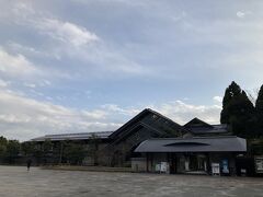 京都駅から一駅移動して梅小路公園にやってきました。この3週間前にも「紅葉まつり」で来たばかり。

関連旅行記：『京の週末　ちょっと遅かった「三尾」紅葉めぐり（下）神護寺・梅小路公園 紅葉まつり編』
https://4travel.jp/travelogue/11737274