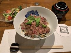 コース料理や、炭の準備に時間がかかる焼肉などはもう受付終了していたので、ステーキ丼を注文!　これで6000円っていうのもビックリですが、お肉の柔らかさにもビックリ!　美味しいもの食べられて幸せ～☆