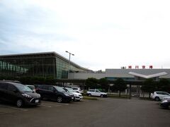 2020年夏、北海道の旅のスタート地点：旭川空港に到着。
今回の旅は、道央と札幌を制覇しようということで、新千歳ではなく、より道央に近い旭川空港をチョイス。

ここの空港にはフードコートあり、みやげ屋ありと、早くも北海道のいいとこ取りが味わえる。
到着してすぐ、目の前にある雄大な大雪連峰に見とれながら、まずは旭川ラーメンで腹ごしらえ。

ここから道央エリアの観光スタート。