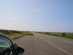 岬から日本海沿いに南の方へ向かってドライブしていると、草原・原野の中を走るオロロンライン(道道106号線)に突入。
次第に、「空と原野と１本の道路のみ」の景色になってきた。