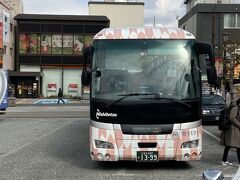 太宰府ライナーバス「旅人」ラッピングデザインもかわいい。福岡空港から５１０円約３０分で太宰府駅に到着。