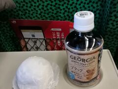 宮崎駅で買ったおやつ要員を特急列車の車中で。
なんじゃこら大福とコーヒーです。