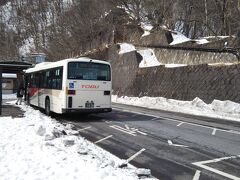 かなりの急坂と急カーブをバスは走り、「明智平」へ到着☆

標高が高いので、雪が残っている状態です。