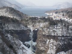 到着☆

凍り付く「華厳の滝」と「中禅寺湖」
とても寒く、かなりの強風でした。笑