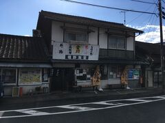 奥津湖から40分ほど。津山名物のホルモンうどんの有名店「橋野食堂」に到着。昭和、っていう趣たっぷりの大衆食堂ですね。店の前に駐車スペースがありますが、狭い道なので車の往来が激しいと止めるのが大変です