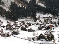 今日は雪も降らず時々日も差す陽気だったので、雪をかぶった合掌造り集落をクリアに眺めることができた。