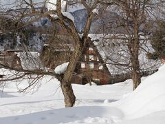 郷にもどって散策。日陰側の屋根にはしっかり雪が積もっている。