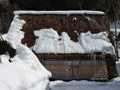 今晩の宿は合掌造りの民宿「文六」