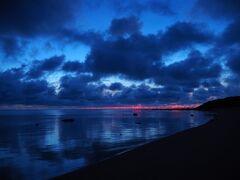 80分ほどで石垣島北端に到着、これから平野ビーチを東に歩いていきます。
浦崎の楽園海プールのある方向は紅く色づいています。
これなら日の出も期待できるかも。