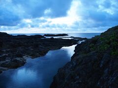 海岸線に沿って20分歩いて浦崎の楽園海プールに着きました。
そして日の出の時間となりましたが、残念ながら水平線を雲が覆ってました。